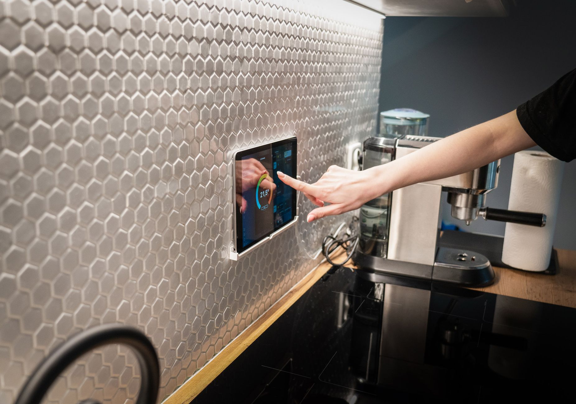 smart home hub touchscreen